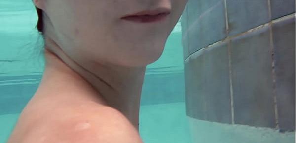  Young babe Emie Amfibia gets orgasms in the swimming pool